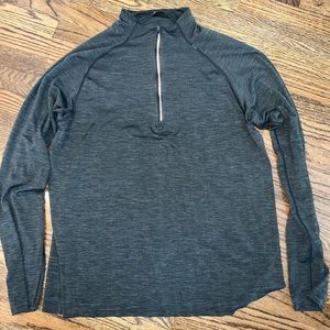 Mens black Lululemon metal vent tech half zip size XL in mint condition